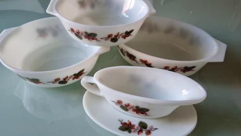 Vintage JAJ Pyrex servies met het Rose Hips decor., Antiek en Kunst, Antiek | Servies los, Ophalen of Verzenden