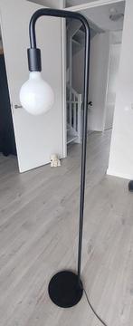Vloerlamp met witte bollamp, Huis en Inrichting, Ophalen, Gebruikt, 150 tot 200 cm
