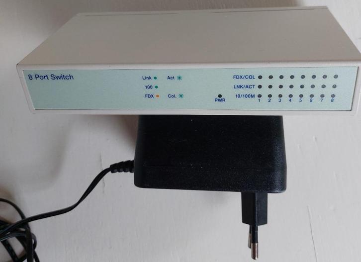 8 poorts Ethernet Switch/Netwerk Hub  10/100 Mbps, Computers en Software, Netwerk switches, Gebruikt, Ophalen