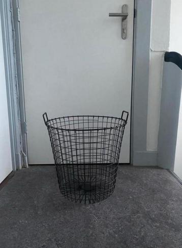 Zwarte stalen mand beschikbaar voor biedingen