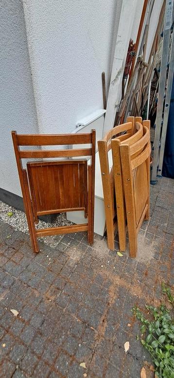 Opklapbare stoelen beschikbaar voor biedingen