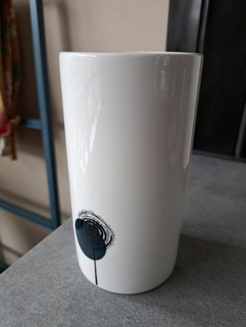 Nordic porseleinen designvaas, grafisch bloempatroon, modern beschikbaar voor biedingen