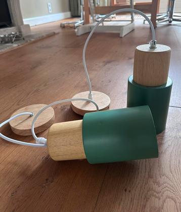 Twee groene hanglampjes E27 fitting beschikbaar voor biedingen