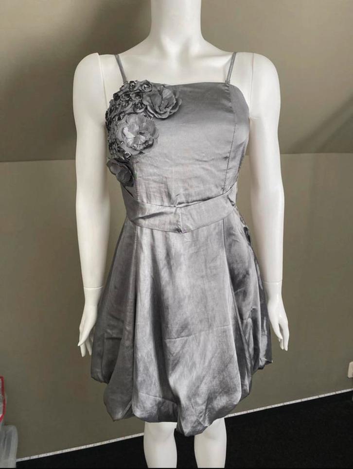 Kerst/ Feest jurk zilvergrijs S 38, Kleding | Dames, Jurken, Zo goed als nieuw, Maat 36 (S), Overige kleuren, Boven de knie, Ophalen of Verzenden