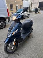 Piaggio fly new 2014, Fietsen en Brommers, Scooters | Piaggio, Ophalen, Zo goed als nieuw, Benzine, Fly