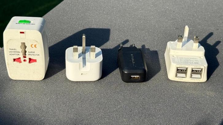 Set Reisstekkers & USB Adapters – Wereldwijd opladen, Doe-het-zelf en Verbouw, Elektra en Kabels, Gebruikt, Overige typen, Ophalen of Verzenden