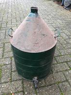 Oude metalen container met kraan, Ophalen