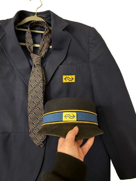 Oud NS-conducteur uniform - jasje, stropdas en pet!, Kleding | Heren, Jassen | Zomer, Zo goed als nieuw, Maat 52/54 (L), Blauw