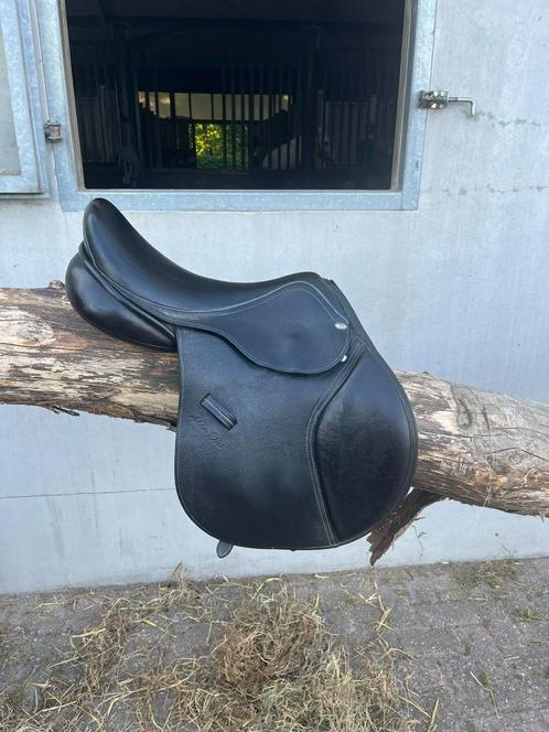 Springzadel zwart adam ellis 17 1/2, Dieren en Toebehoren, Paarden en Pony's | Zadels, Zo goed als nieuw, Springen, Ophalen