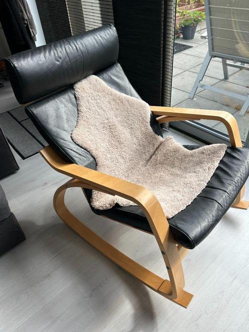 Ikea Poang schommelstoel- zwart leer bekleding, Huis en Inrichting, Fauteuils, Zo goed als nieuw, Hout, Leer, 75 tot 100 cm, 75 tot 100 cm