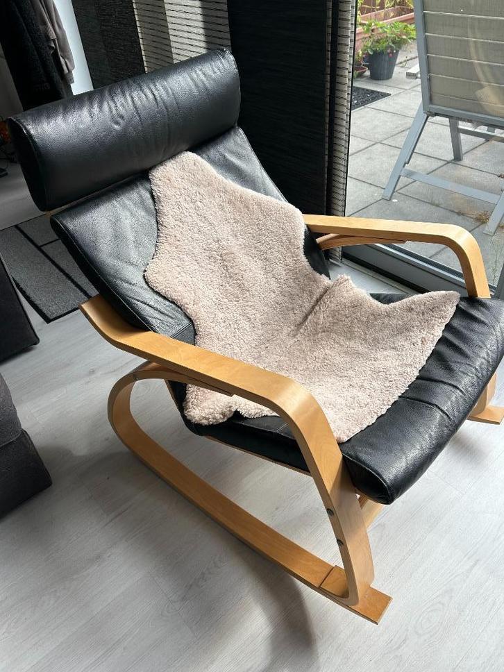 Ikea Poang schommelstoel- zwart leer bekleding, Huis en Inrichting, Fauteuils, Zo goed als nieuw, Hout, Leer, 75 tot 100 cm, 75 tot 100 cm