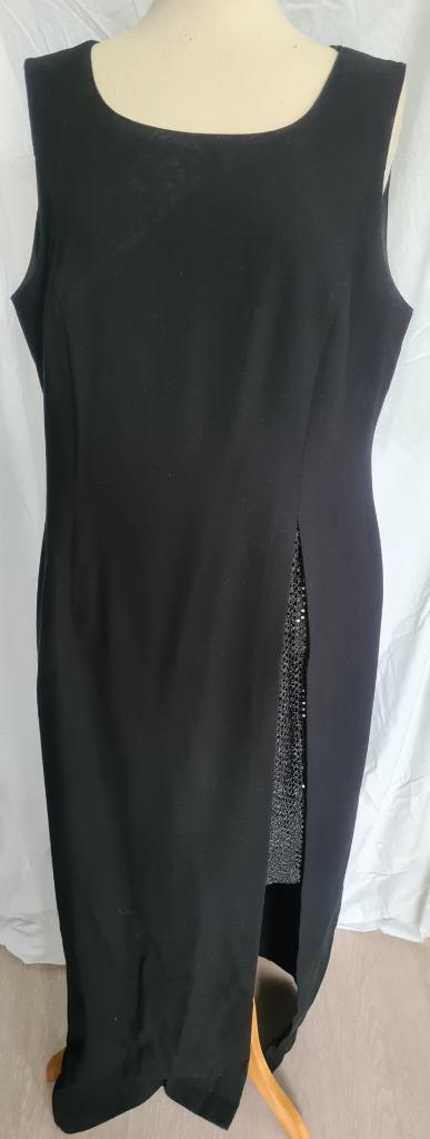 Zwarte jurk met split, maat 46-48 (even meten, Kleding | Dames, Jurken, Gedragen, Maat 46/48 (XL) of groter, Zwart, Onder de knie