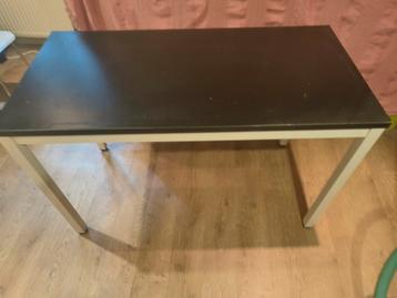 Tafel met metalen frame. beschikbaar voor biedingen