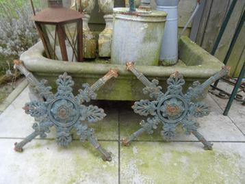 2 mooie Franse antieke decoratieve ijzeren sterren beschikbaar voor biedingen