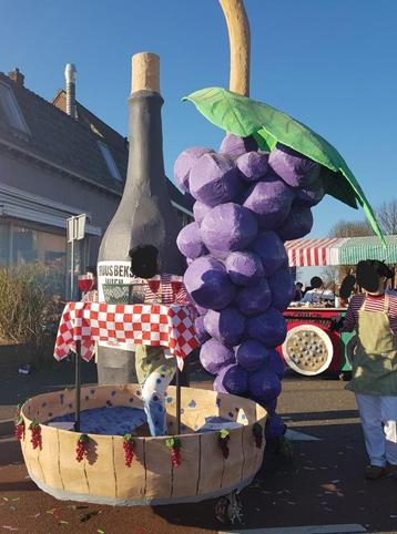 Carnaval wagen loopgroep wijn druiven en fles beschikbaar voor biedingen