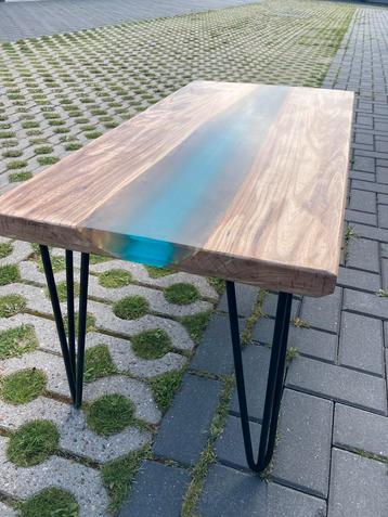 Iepenhouten Salontafel met Epoxy Rivier beschikbaar voor biedingen