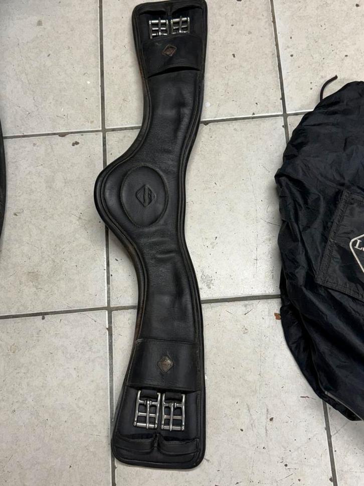 LeMieux Gel-Tek Anatomic Dressage Girth, Dieren en Toebehoren, Paarden en Pony's | Hoofdstellen en Tuigage, Zo goed als nieuw