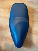Vespa lx/s zadel donker blauw met rode stiksels, Motoren, Ophalen of Verzenden