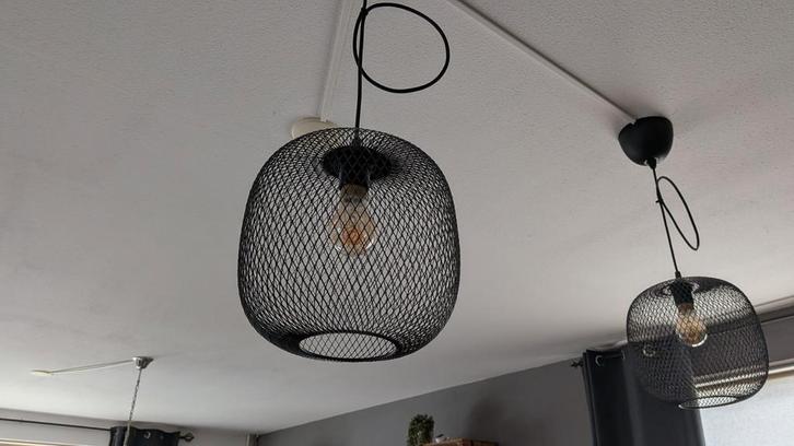 Twee Zwarte Industriële Hanglampen, Huis en Inrichting, Lampen | Hanglampen, Gebruikt, Minder dan 50 cm, Metaal, Ophalen