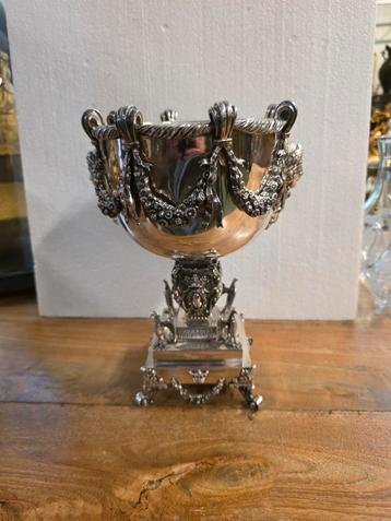 Grote rijk bewerkte  zilveren  schaal ( Judaica) beschikbaar voor biedingen