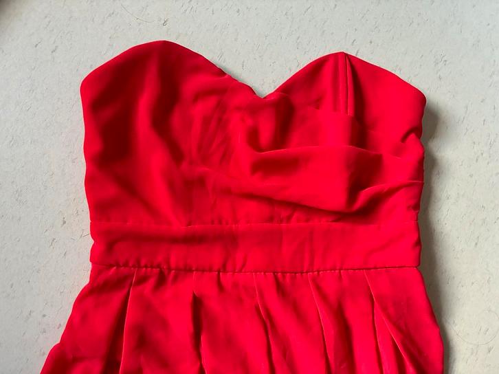 Prachtige strapless lange rode jurk TFNC London, Kleding | Dames, Jurken, Zo goed als nieuw, Maat 36 (S), Rood, Onder de knie