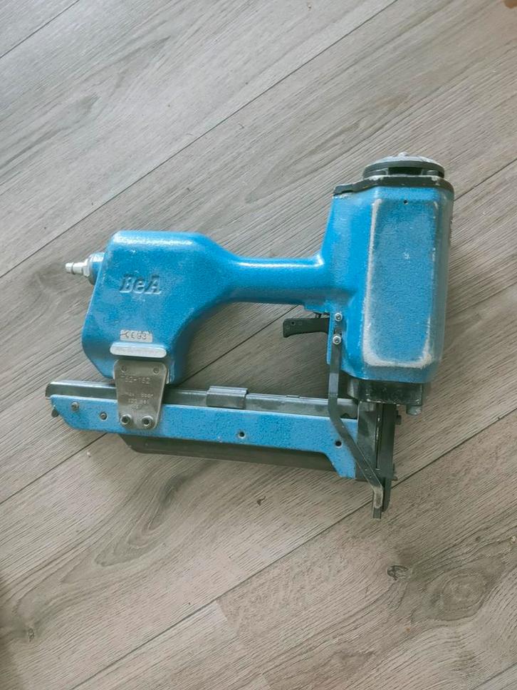 BeA Pneumatische Tackers, Doe-het-zelf en Verbouw, Gereedschap | Handgereedschap, Gebruikt, Ophalen of Verzenden