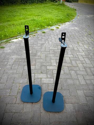 Set van 2 Sonos vloerstandaards – met kabelgoot – €35 beschikbaar voor biedingen