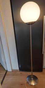 Vintage space age vloerlamp met witte bol 1.50 cm hoog, Huis en Inrichting, Lampen | Vloerlampen, Ophalen, Gebruikt, Minder dan 100 cm