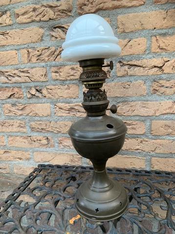 Antieke Olielamp met Glazen Kap beschikbaar voor biedingen