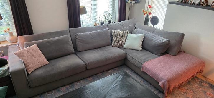 Grote velved grijze hoekbank. In bijna perfecte staat., Antiek en Kunst, Antiek | Meubels | Stoelen en Banken, Ophalen