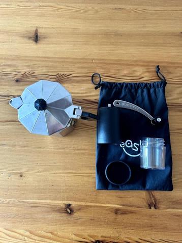 Camping koffiemolen + koffiepotje – Easy & B Camp beschikbaar voor biedingen