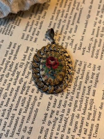 Vintage 50s Hanger petit point roos beschikbaar voor biedingen