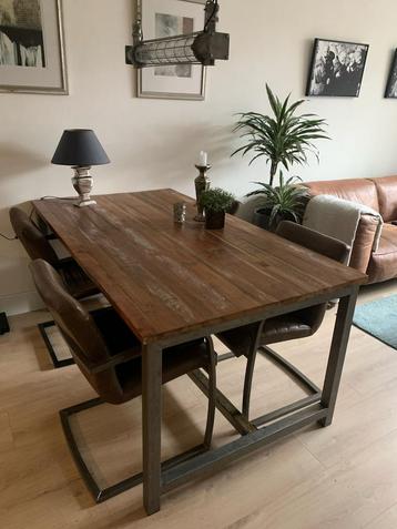 Leuke tafel met stalen frame beschikbaar voor biedingen
