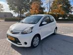 Toyota Aygo 1.0 12V Vvt-i 5DRS 2012 Wit, Auto's, Voorwielaandrijving, Stof, Zwart, Origineel Nederlands
