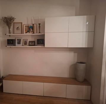 Ikea wandkast inc. verlichting en eiken plank