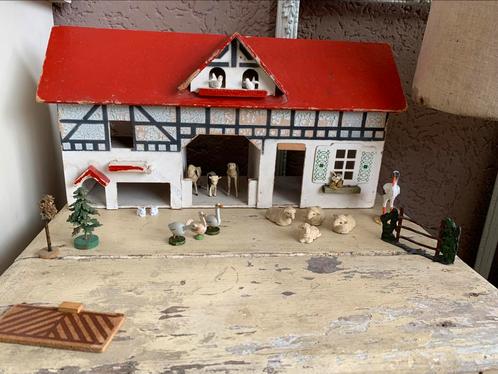Een oude houten boerderij met dieren, Antiek en Kunst, Antiek | Speelgoed, Ophalen of Verzenden
