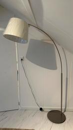 Moderne Booglamp – Metaal met Crèmekleurige Kap, Huis en Inrichting, Lampen | Vloerlampen, Ophalen, Zo goed als nieuw, Metaal