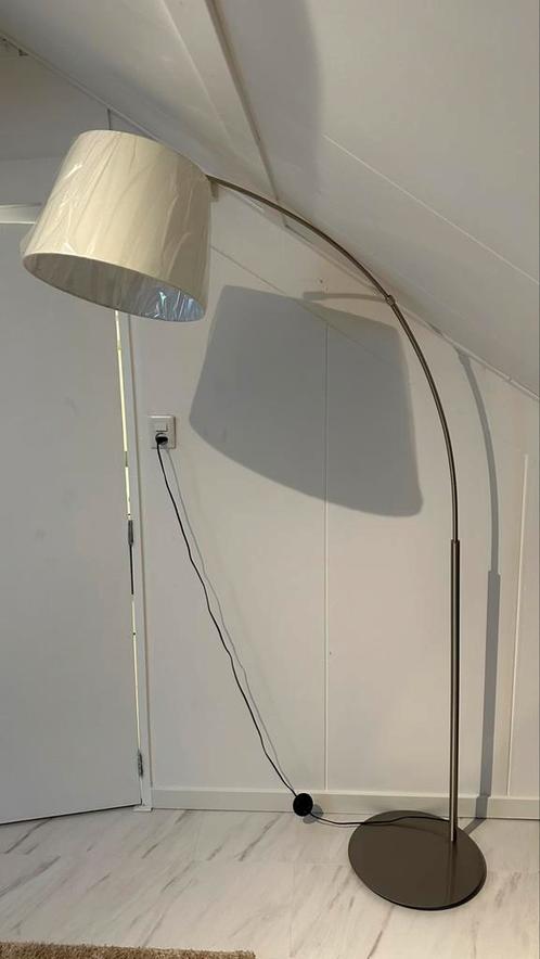 Moderne Booglamp – Metaal met Crèmekleurige Kap, Huis en Inrichting, Lampen | Vloerlampen, Zo goed als nieuw, 150 tot 200 cm, Metaal