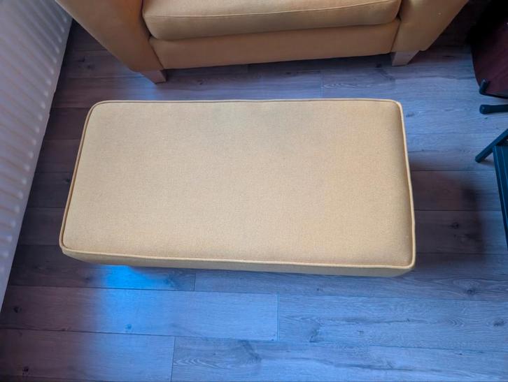 Oker gele hocker/poef/voetenbank/bijzettafel > 100*50*35, Huis en Inrichting, Banken | Voetenbanken en Poefen, Zo goed als nieuw