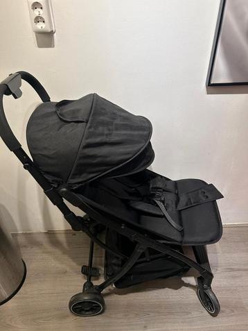 Compacte zwarte kinderwagen beschikbaar voor biedingen
