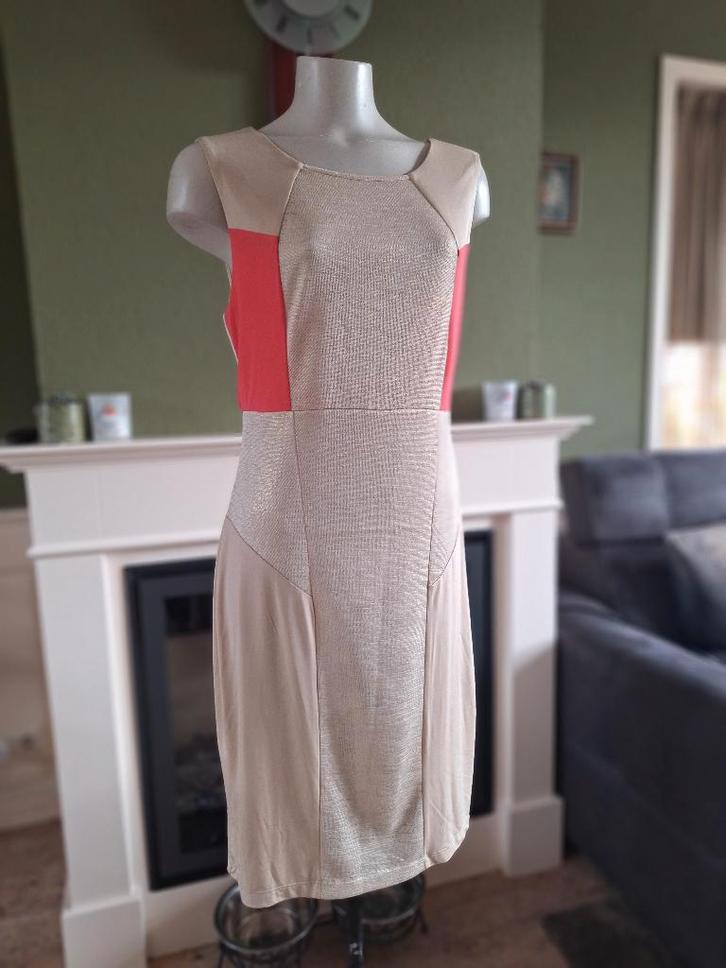 Eroke beige jurk met open rug IT 48 NL 44, Kleding | Dames, Jurken, Zo goed als nieuw, Maat 42/44 (L), Beige, Knielengte, Verzenden