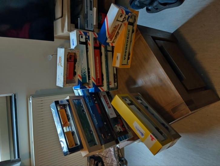 12 vrachtwagens schaal modellen nieuw in doos, Hobby en Vrije tijd, Modelauto's | Overige schalen, Zo goed als nieuw, Bus of Vrachtwagen