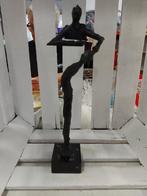 Bronzen beeld "de ondersteunende man" Klaas van den Berg, Ophalen