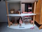 Prachtig houten poppenhuis met vier (barbie)poppen, Kinderen en Baby's, Speelgoed | Poppenhuizen, Poppenhuis, Gebruikt, Ophalen