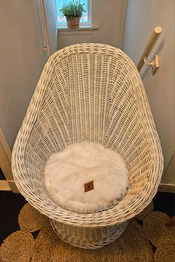 Witte grote rotan stoel beschikbaar voor biedingen
