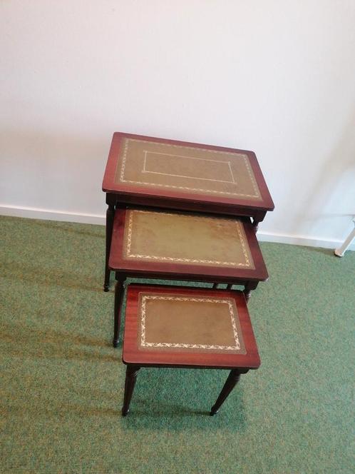 Vintage mahonie houten set bijzettafels met leren blad., Huis en Inrichting, Tafels | Bijzettafels, Gebruikt, Rechthoekig, Minder dan 55 cm