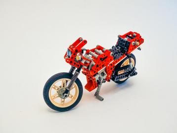 LEGO – TECHNIC – 8422 – MOTOR V-TWIN SUPER BIKE –OF DRAGSTAR beschikbaar voor biedingen