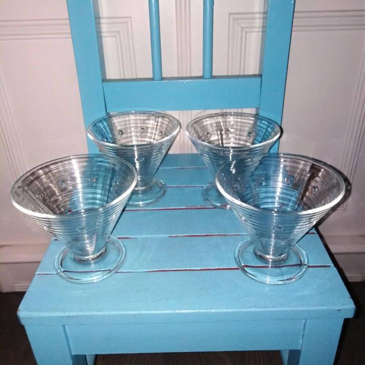 ijscoupjes helder glas met bolletjes 4 stuks, Huis en Inrichting, Keuken | Servies, Zo goed als nieuw, Glas of Glazen, Overige stijlen