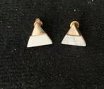 Oorstekers goudkleurig met schelp modern  1cm groot, Ophalen of Verzenden, Zo goed als nieuw, Goud, Goud