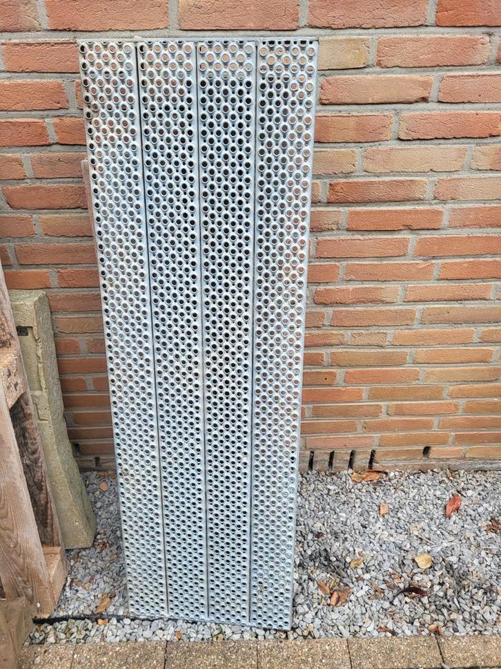 Rooster 125x40x3 - Metalen plaat met gaten, Doe-het-zelf en Verbouw, Metalen, Gebruikt, IJzer, Ophalen of Verzenden